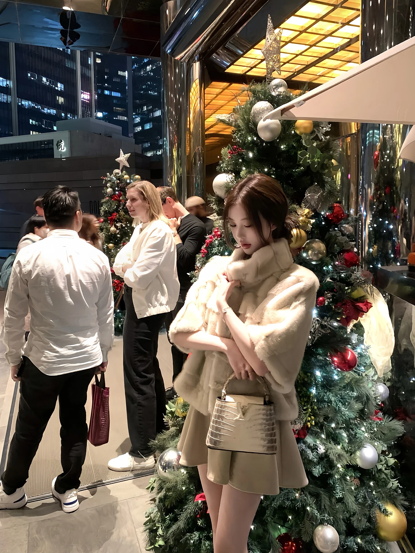 

Зимняя женская шуба Ele: Экологичная, роскошная, повседневная, укороченная верхняя одежда с рукавом три четверти и воротником-стойкой