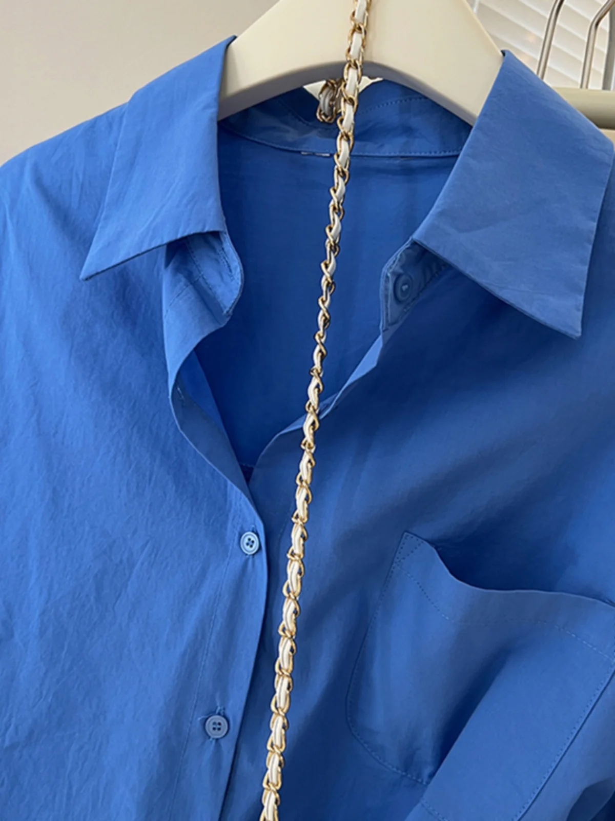 ルーズカジュアル長袖クラインブルー女性のシャツ春秋インナートップレイヤリング衣装ファッショナブルなプラスサイズ