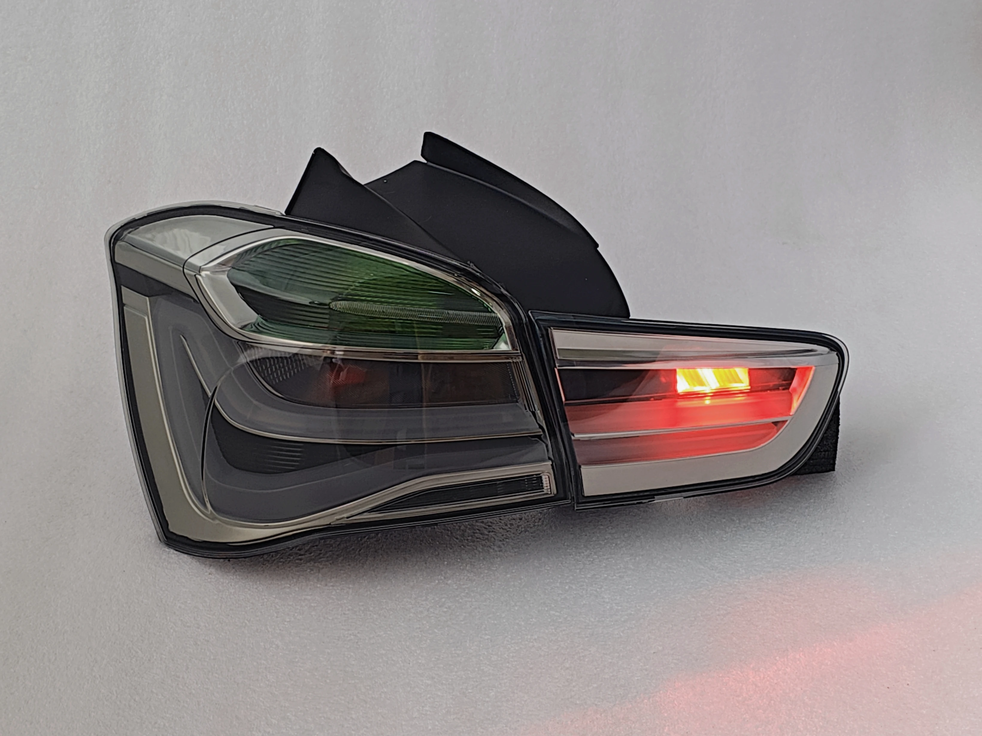 المصابيح الخلفية السوداء عالية الجودة للبيع بالجملة لسلسلة واحدة F20 2015 2016 2017 2018