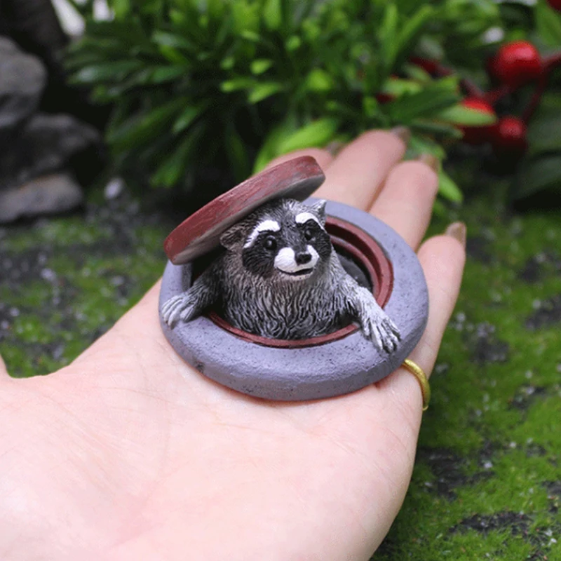 Simulation Animal Resin Decor For Indoor/Outdoor Lawn, Tabletop DecorRaccoon Ornament Under Manhole Cover Garden Microlandscape