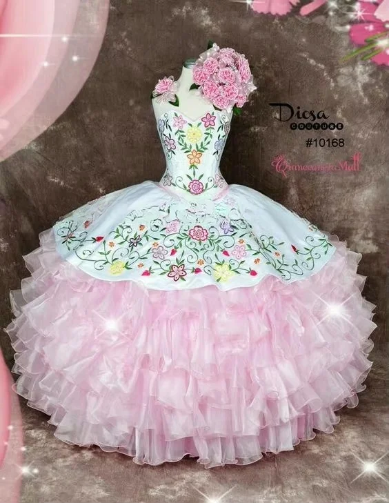 فساتين Quinceanera للأميرة Charro Quinceanera باللون الأبيض والوردي 2025 مشد على شكل قلب وأربطة وكشكشة مطرزة فيستدوس دي 15 كوينسيانيرا