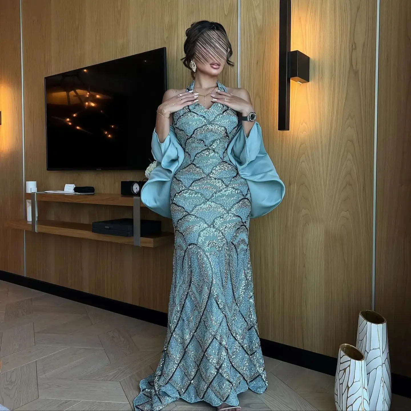 Maßgeschneidertes Luxus-Abendkleid mit Neckholder-Ausschnitt, Türkisfarbenes Pailletten-Ballkleid mit Satin-Schleifenärmeln, Formelles Kleid für Hochzeitsgäste