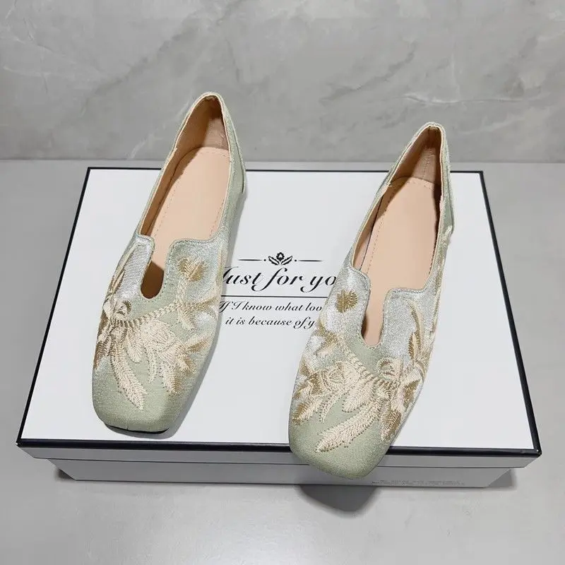

Retro Embroidered Flat Shoes Women Comfortable Ballet Flats Spring New Chinese Style with Bean Sole