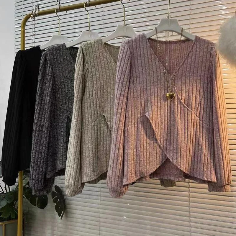 

Женская базовая футболка больших размеров с V-образным вырезом и длинным рукавом, весенняя, модная, с комбинированными вставками, свободного кроя, в корейском стиле, для фигуры типа «груша», прямого силуэта