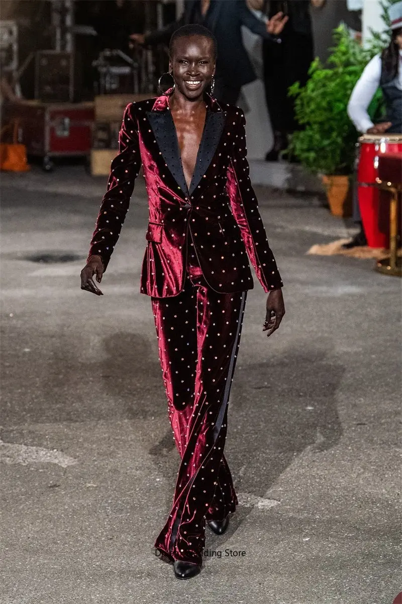 Traje de terciopelo Burdeos para mujer, Blazer de perlas de lujo hecho a medida, Sexy, vestido de fiesta de graduación con cuello en V, abrigo de diseñador con alfombra roja, conjunto de 2 piezas