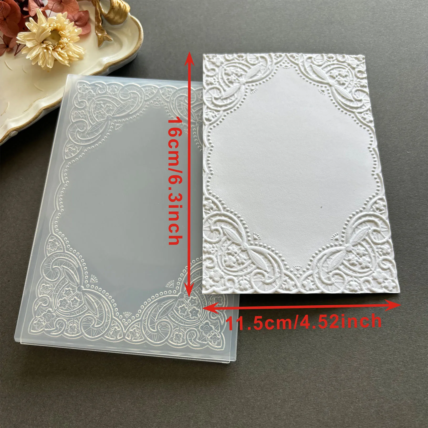 Deze stijlvolle map met 3D-reliëf is ontworpen met het thema van "Retro Green Charm: The Beauty of Exquisite Pattern Borders", exqu