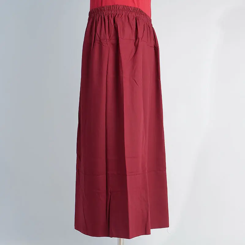 Tibetan temple monks wear skirts in spring and summer, long styles are unisex