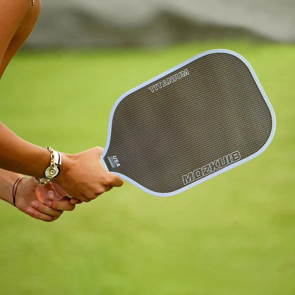 2025 تصميم جديد 3K نسيج التيتانيوم مظهر كرة المخلل مجداف Mokzuib Pickleball ألياف الكربون