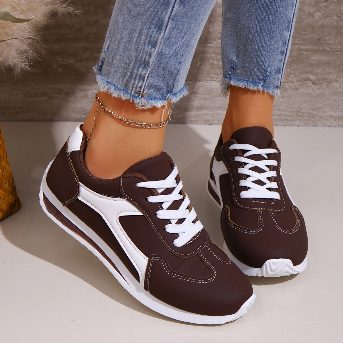 Spring New Women Sneakers Comfortable Outdoor Fashion Versatile Flat Casual Sneakers Lace Up Women Sports Shoes Plus Size