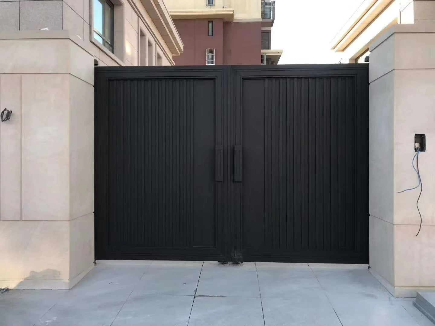 Architectural Grade Aluminum Villa Gate Easy Bolt-on Installation for Garden Entrance Modern Seamless Welded Main Driveway Gate