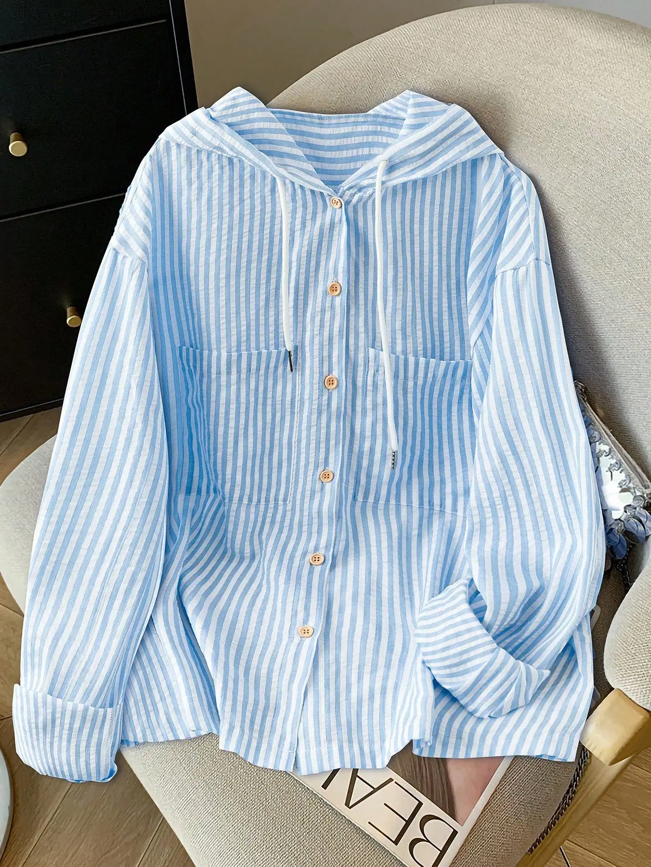 

Женская полосатая рубашка с капюшоном на пуговицах и карманами, свободного кроя для весны и лета