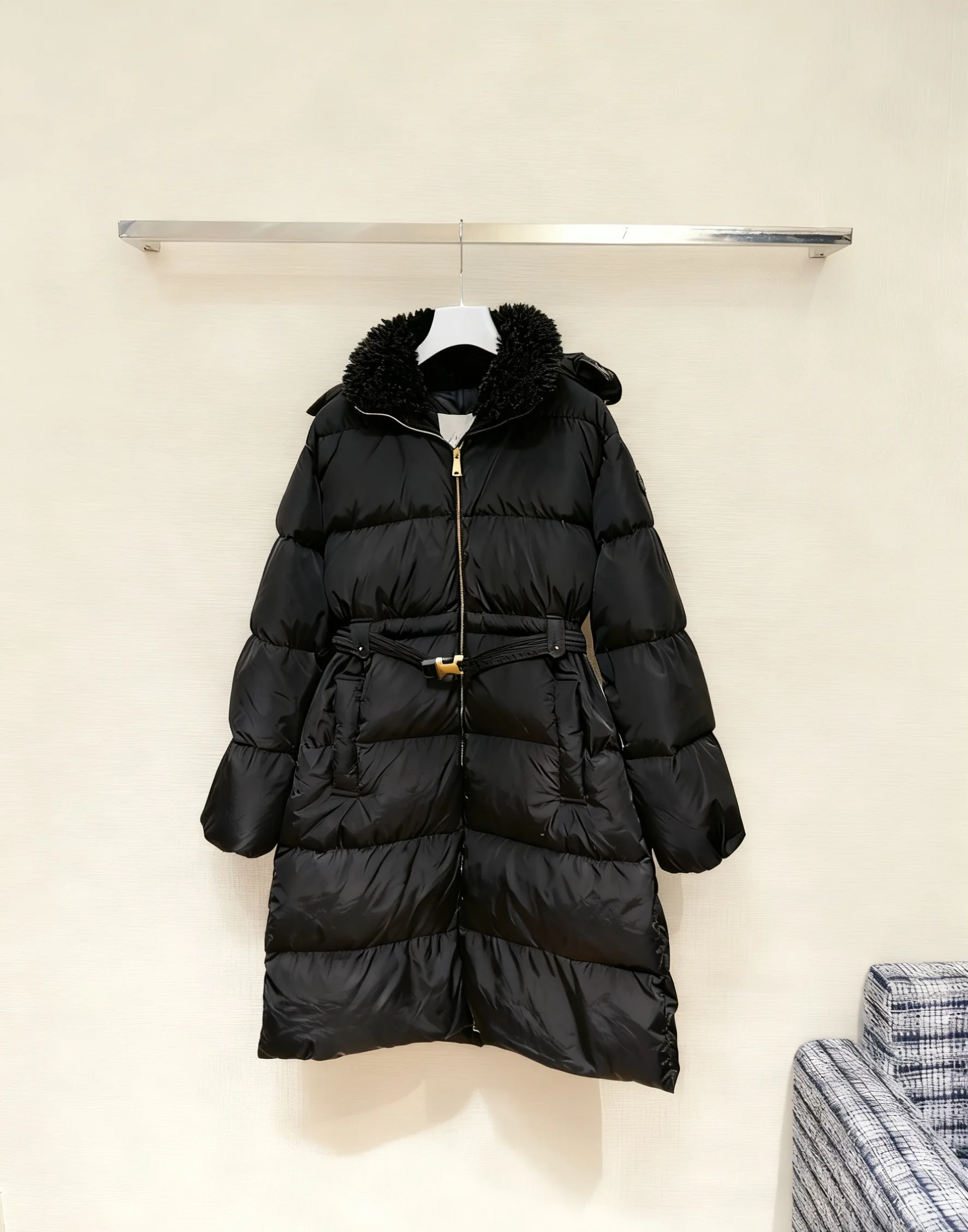 معطف نسائي طويل عالي الجودة لعام 2025 مع غطاء رأس من الفرو الحقيقي وحزام خصر، أوزة أسفل، نمط مناسب، صورة ظلية على شكل خبز. #1