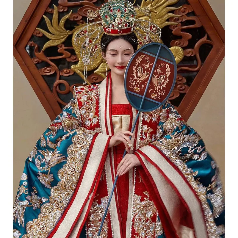 

New Chinese-style wedding dress for couples featuring phoenix crowns and red robes