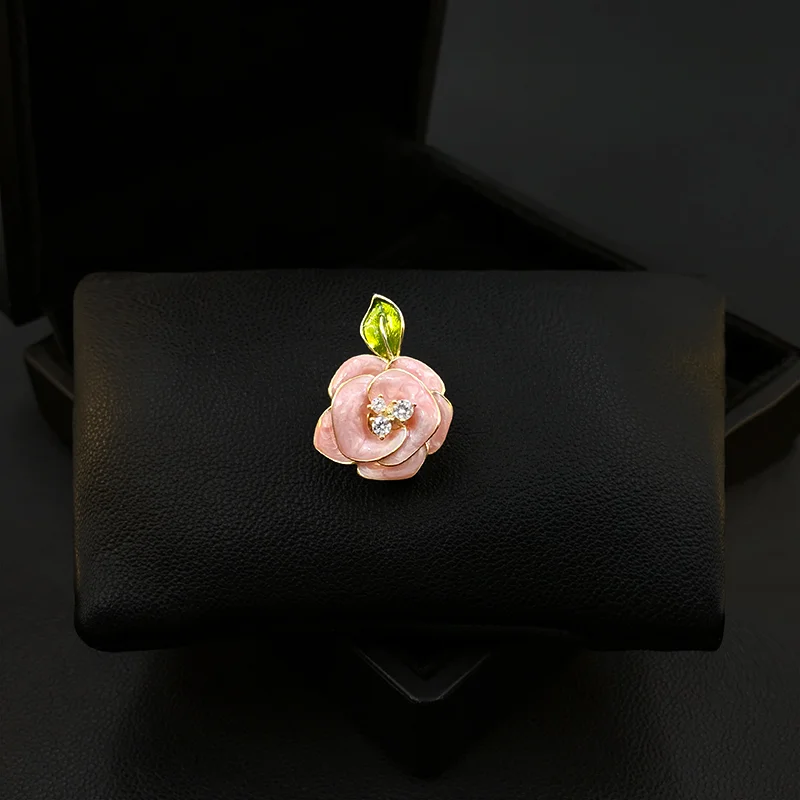 

Pink Flower Brooch Women's High-End Elegant Suit Neckline Corsage Niche Design Enamel Pin Clothes Accessories Jewelry Gifts 5713