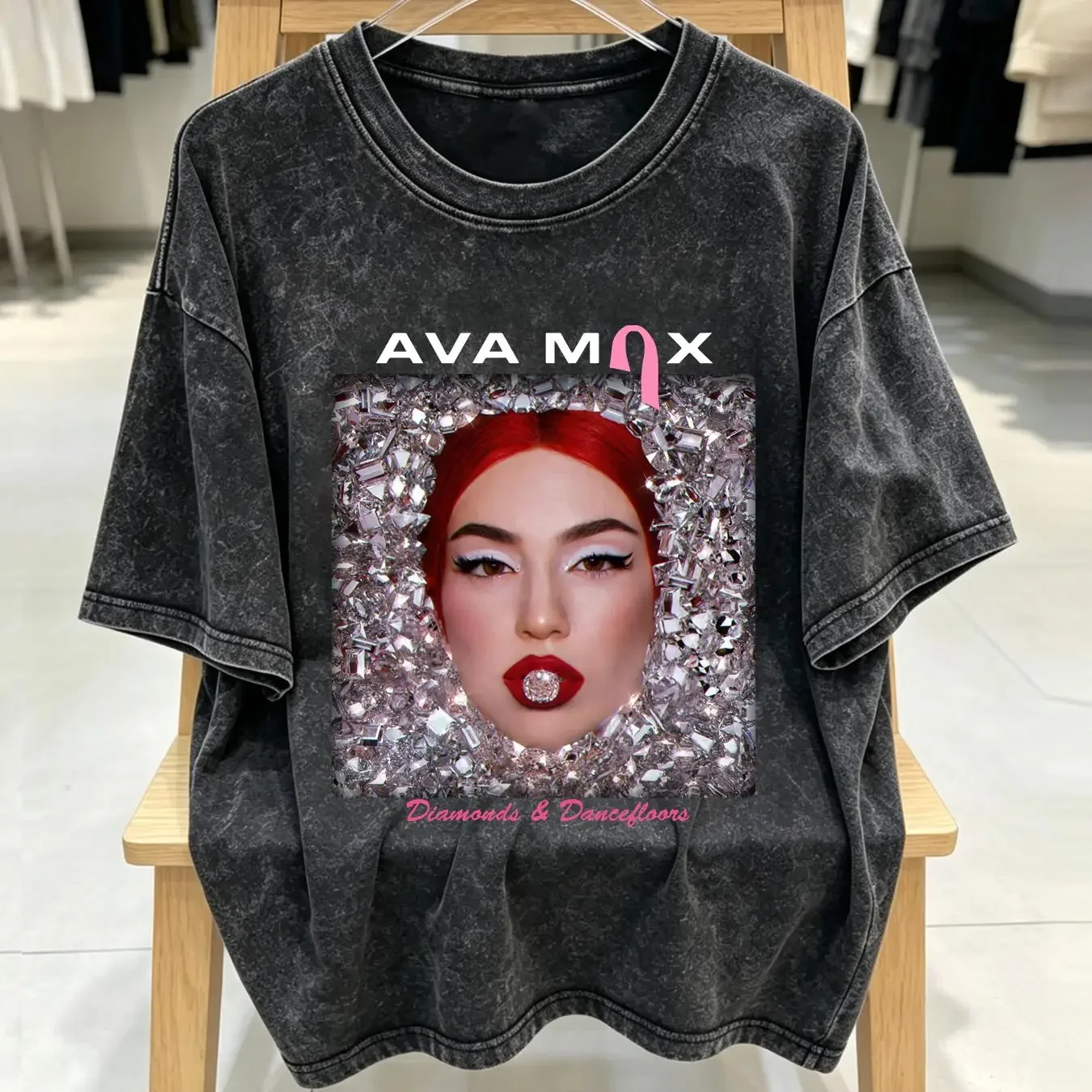 Camiseta lavada inspirada en Ava Max, con el diseño característico de diamantes y pistas de baile, en color negro, disponible en todas las tallas, modelo KC1, con mangas largas o cortas, estilo vintage, lavada.