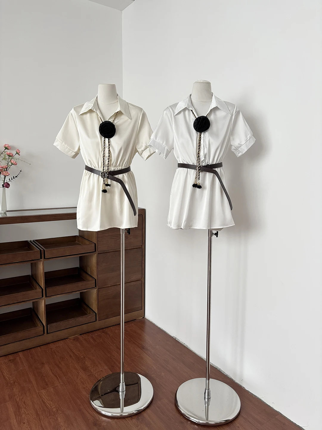 

Elegant Fashionable Short Sleeve Shirt Women's Slim Fit Waist Cinched Turn down Collar French Style Polyester Fiber Spring 2026