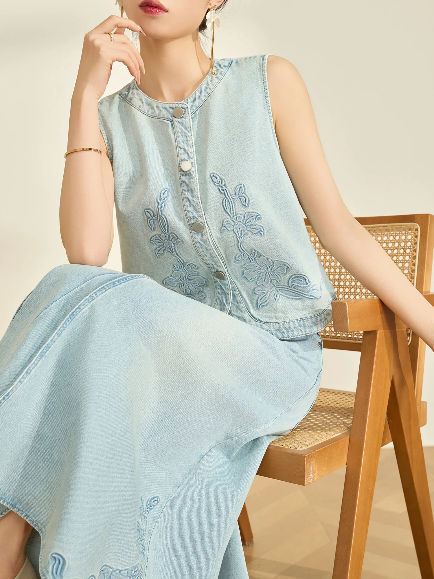 

Весенний модный комплект из синего джинсового жилета и юбки с тиснением, женский костюм-двойка, дышащий, свободного кроя, повседневный рабочий ансамбль