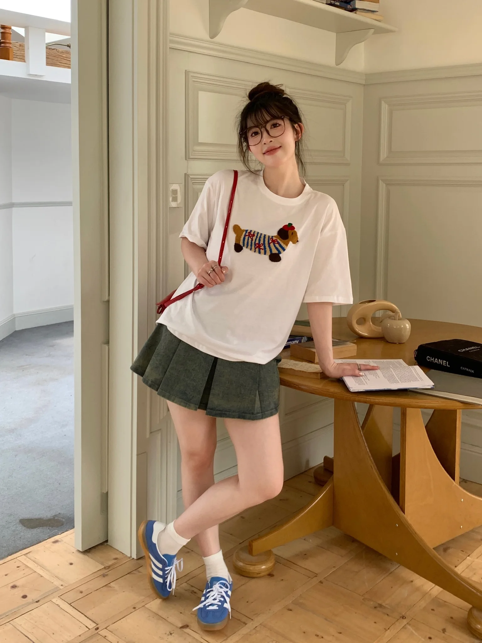 

Xiao en Meimei Sausage Dogs Embroidered Fce ort Sve T-irt round Ne Loose Women's Summer New Sle