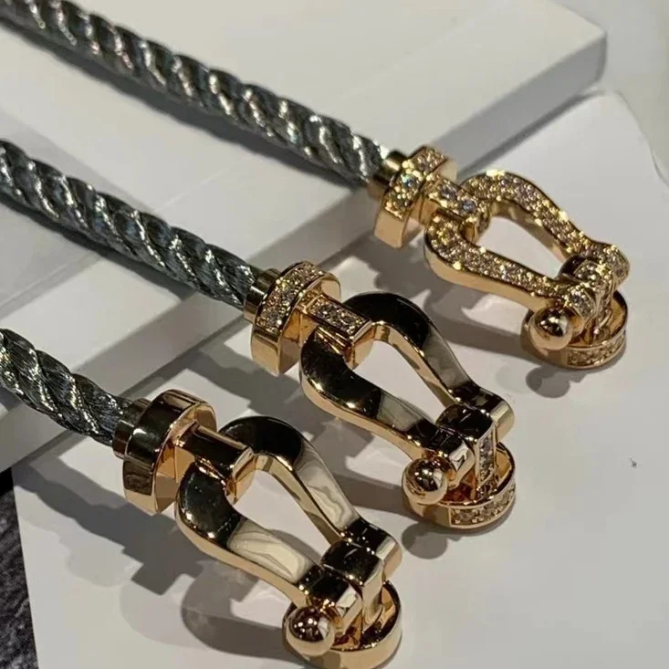 

2025 new 925 silver-red Black Horse buckle bracelet for women, fashionable and luxurious jewelry, a gift for couples' parties