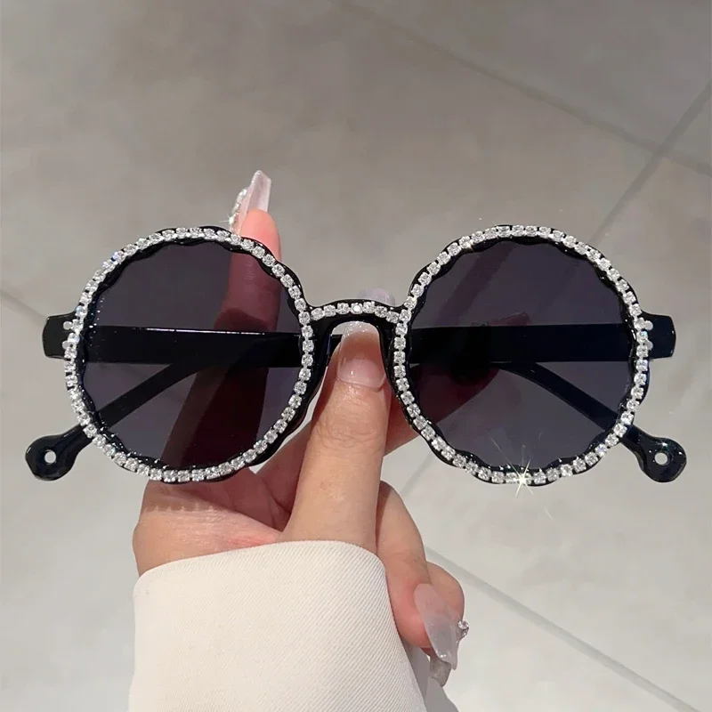 KAMMPT Vintage runde Sonnenbrille mit Strasssteinen für Damen, 2024, neuer Farbverlauf, dekorative Farbtöne, trendige, originelle, handgefertigte Sonnenbrille – Detail 4