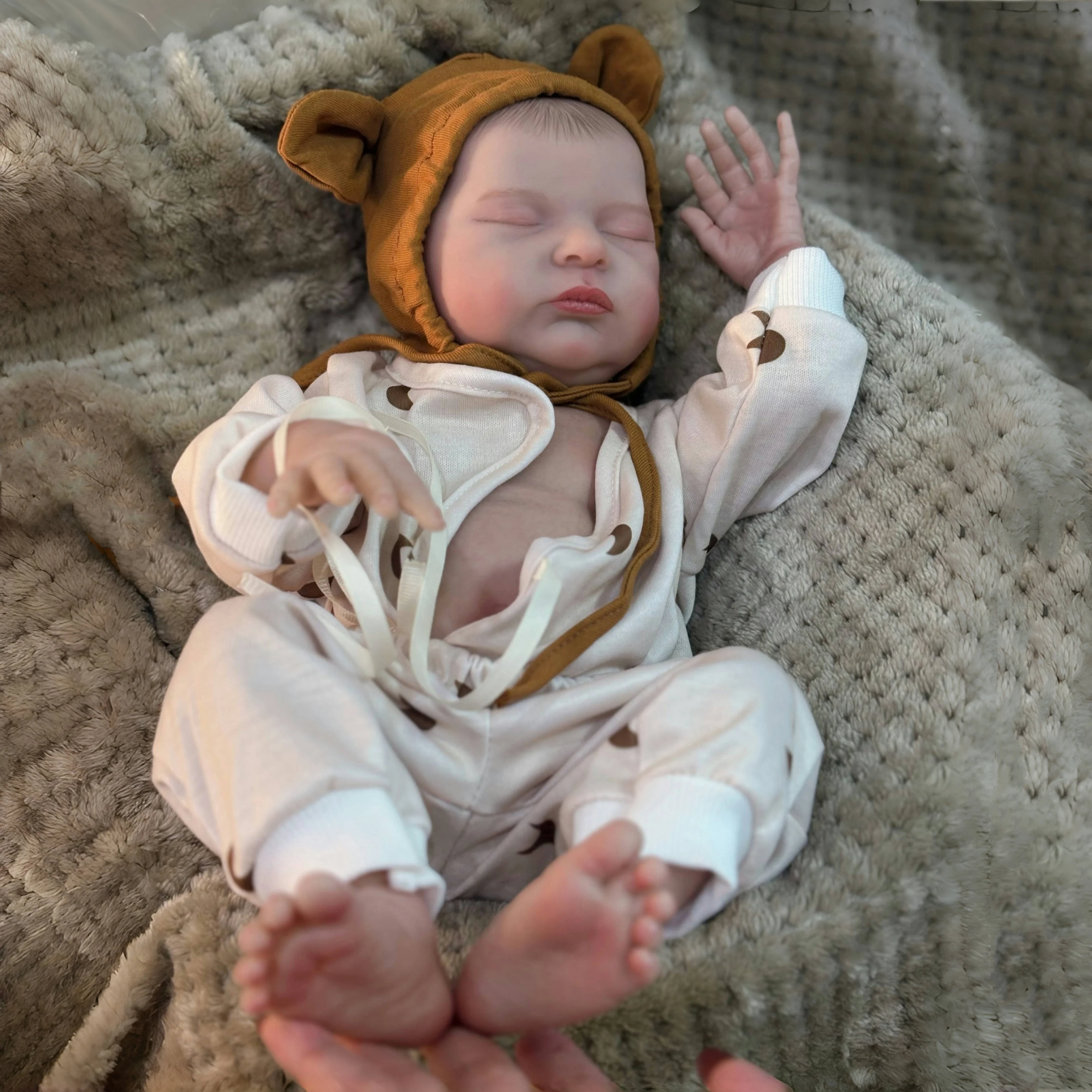 Schattig meisje Laura Bebê herboren poppen 19 inch handgemaakte geschilderde herboren babypop voor kinderen om Yeniden Geboren