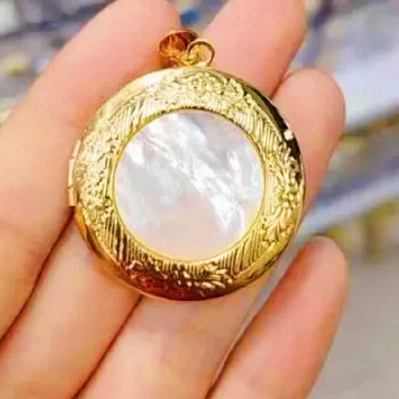 Beautiful Shell Box Inlaid With Retro Carved Pendant Necklace Material Copper 2025 New Model