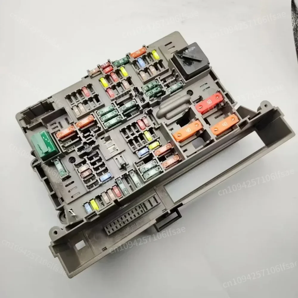 

For 3 Series E90 320i 325i 330i 335i E9 X1 Body Fuse Box 1pcs