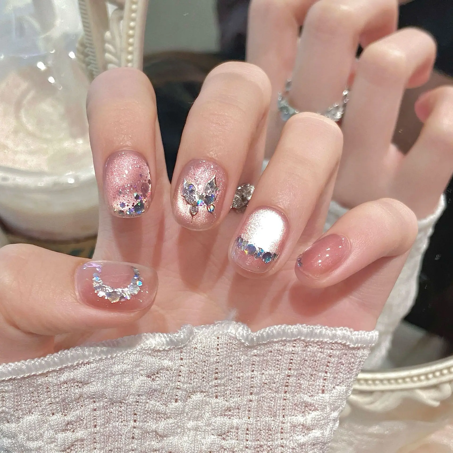 

10 шт. накладных ногтей ручной работы, милые розовые короткие круглые типсы, многоразовые, с блестками-бабочками, разноцветные, с пайетками, накладные ногти под нажимание