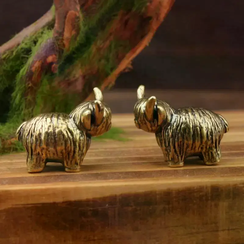 Mini Retro Brass Wall Highland Cattle Sculpture Hand Toy Gift Keychain Ornament Home Office Desk Decorative Ornament