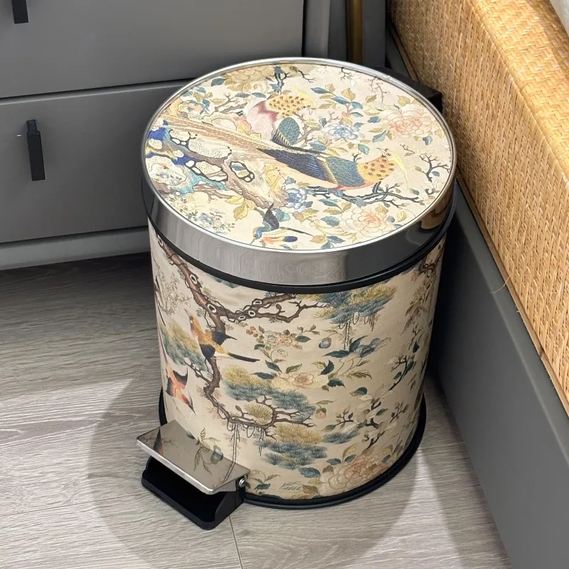 

【High-end Foot Trash Can with Lid】Large capacity vintage leather thickened flower trash can with handle lining