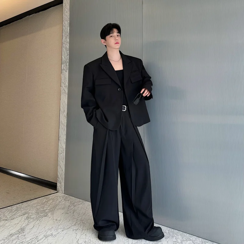 

Мужской весенне-осенний костюм-двойка: свободные брюки с широкими штанинами и пиджак с длинным рукавом на одной пуговице, в полоску