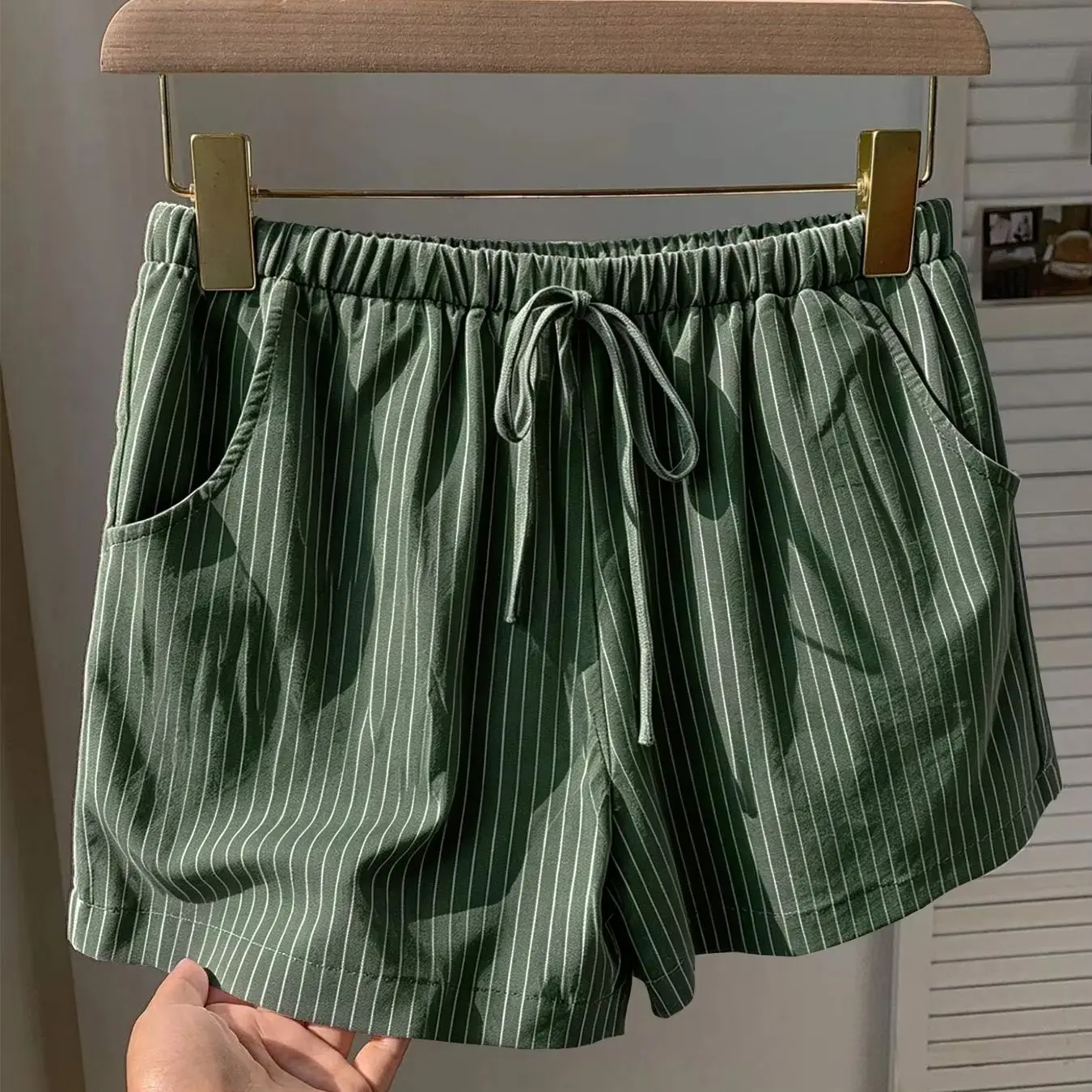 Damen-Shorts mit vertikalen Streifen, elastischem Bund, dekorativem Band und Taschen, lockere Sommer-Lounge-Shorts – Detail 1