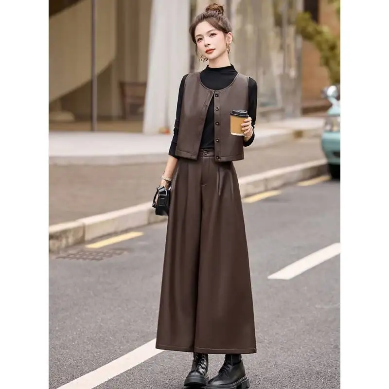 

Стильный жилет из искусственной кожи, широкие брюки, комплект для женщин, новинка 2026, весенне-осенний модный кожаный жилет, куртка, костюм из двух предметов