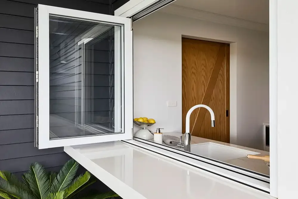 Finestre bifold in vetro temperato in alluminio Uso commerciale e residenziale Vista panoramica Finestre pieghevoli orizzontali con schermo