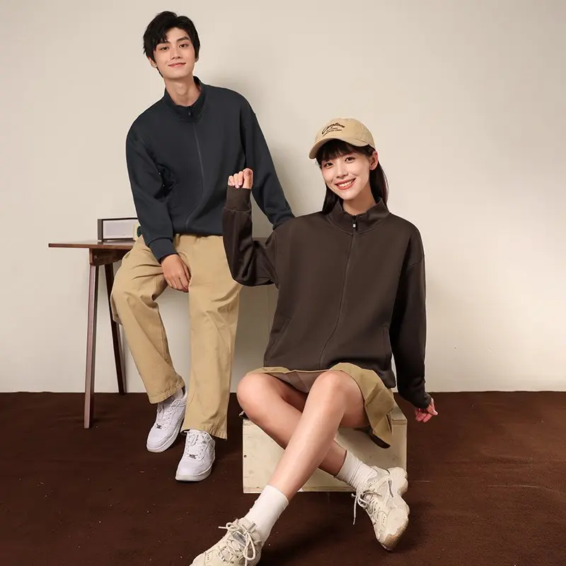 

​ ​ Бежевая хлопковая толстовка на молнии с воротником-стойкой Hua 2812. # Толстый стиль с полузападающими плечами и боковыми карманами Повседневная уличная одежда ​