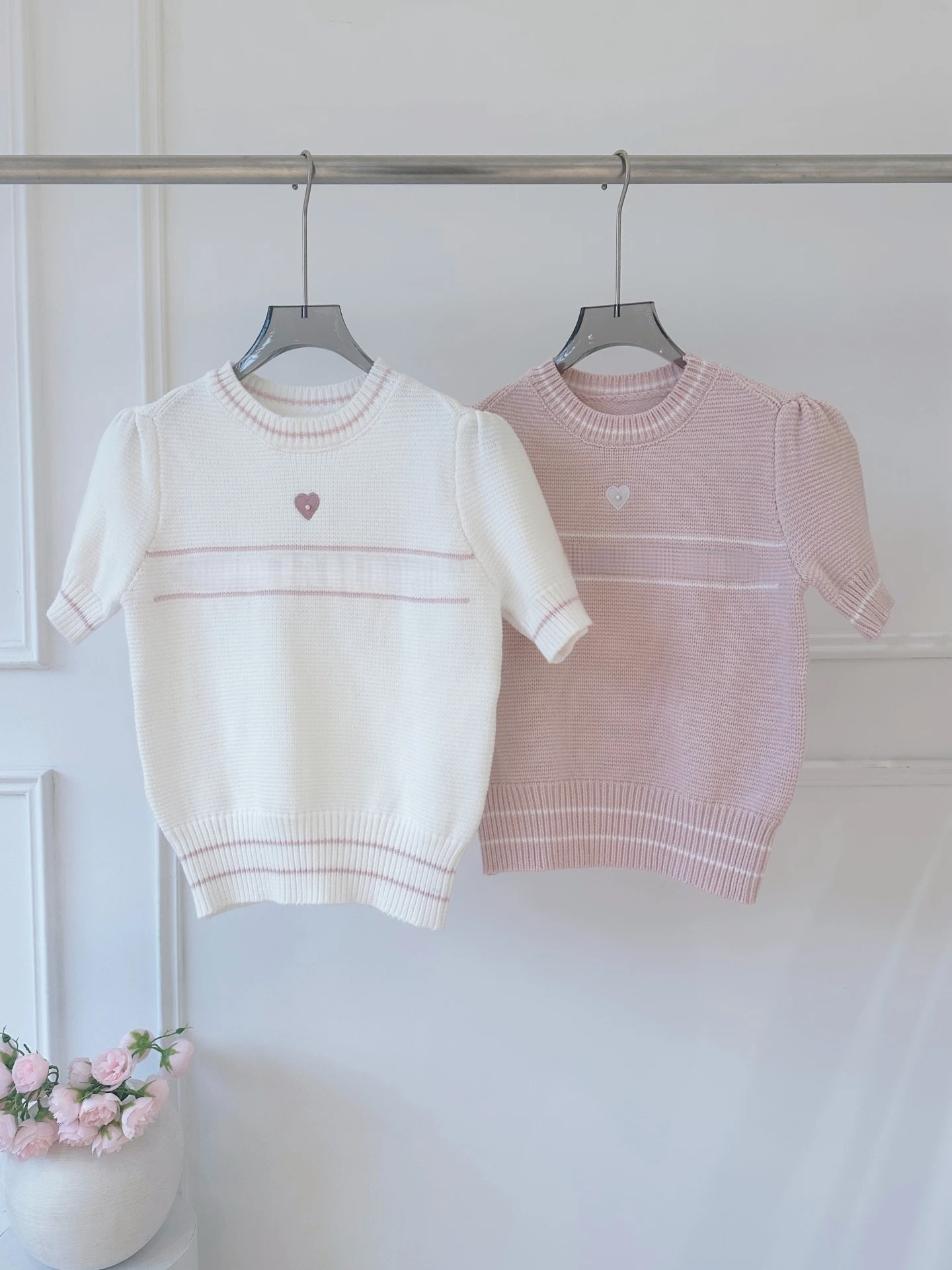 

Элегантная трикотажная футболка с коротким рукавом, вышитым буквенным и сердечным дизайном, с рукавами-фонариками, женская модная весенне-летняя модель