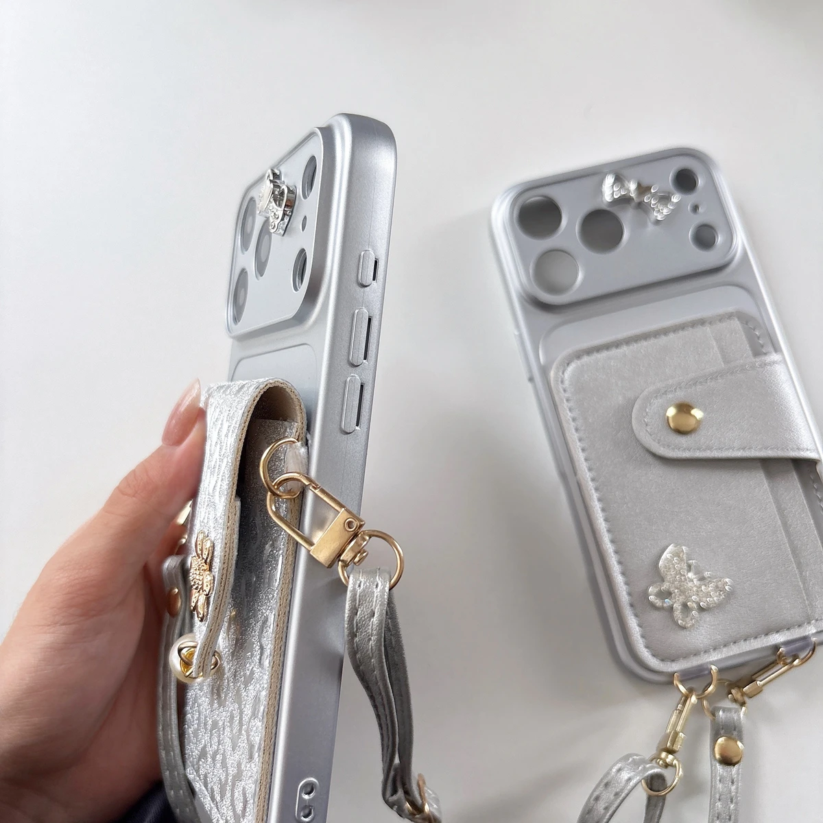 Silberne Leoparden-Kartenetui- – Vivo V40 Bewertung und Preis