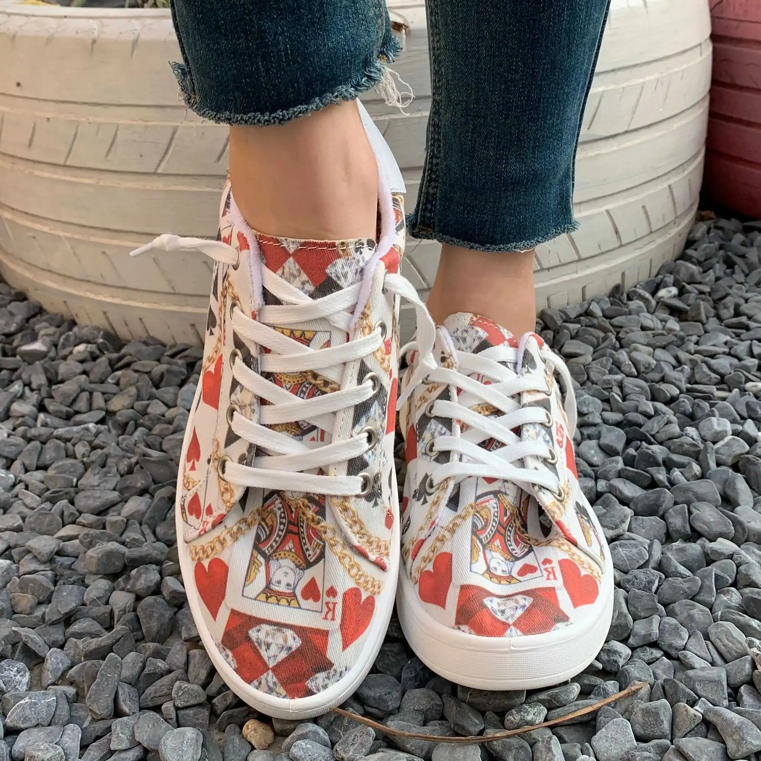

A Pair of Women's Casual Red Heart-Patterned Sneakers, Walking Shoes, Student Running Shoes, New Spring 2026 Product, Comfortable Soft-Soled Round-Toe Slip-On Shoes, Couple's Valentine's Day Travel Season Fashion Gift Women's Shoes