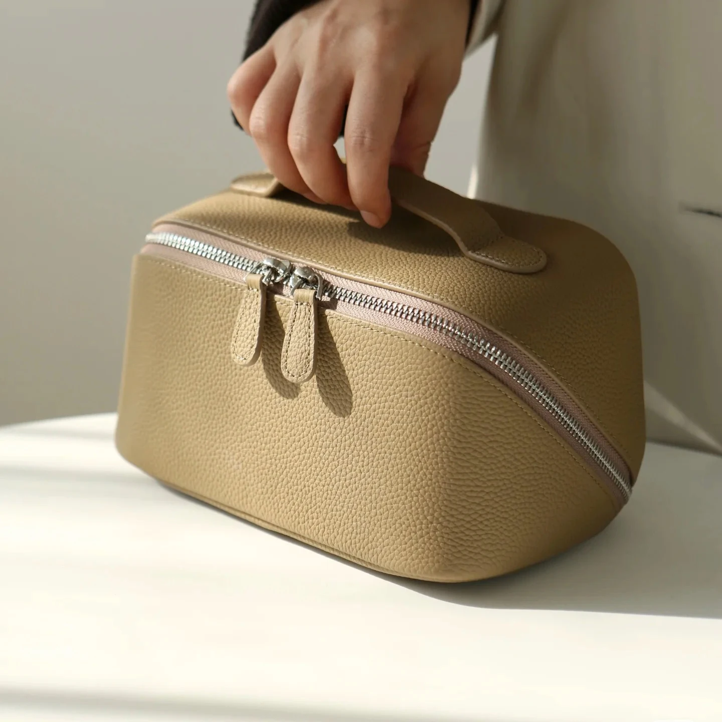 

Cowhide portable makeup bag 2025 new niche design multi-layer travel storage toiletry bag fashionable ladies portable makeup bag