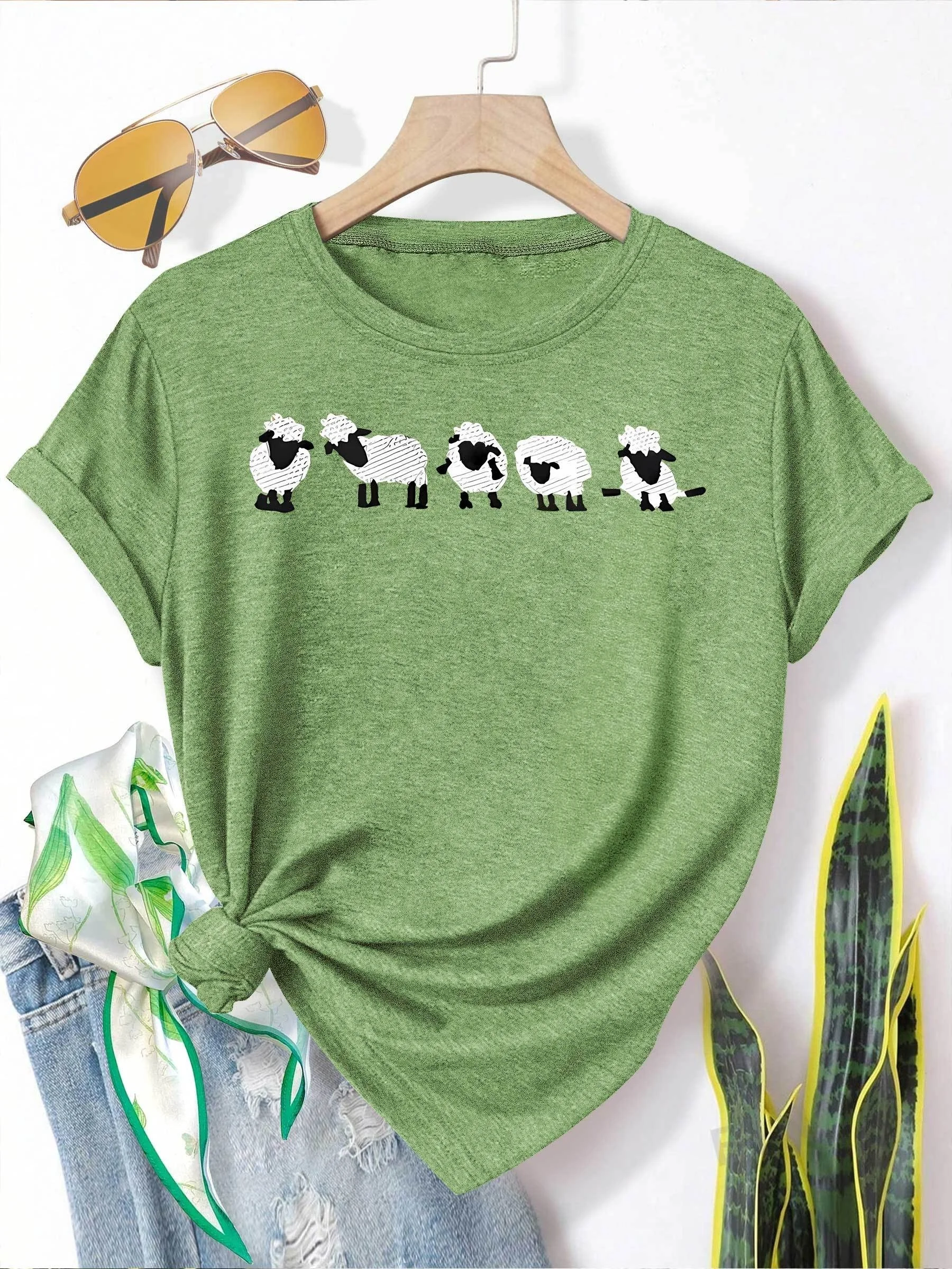 Camiseta de Mujer con Estampado de Oveja a Rayas - Diseño Gráfico de Animales de Granja, Top Verde Informal