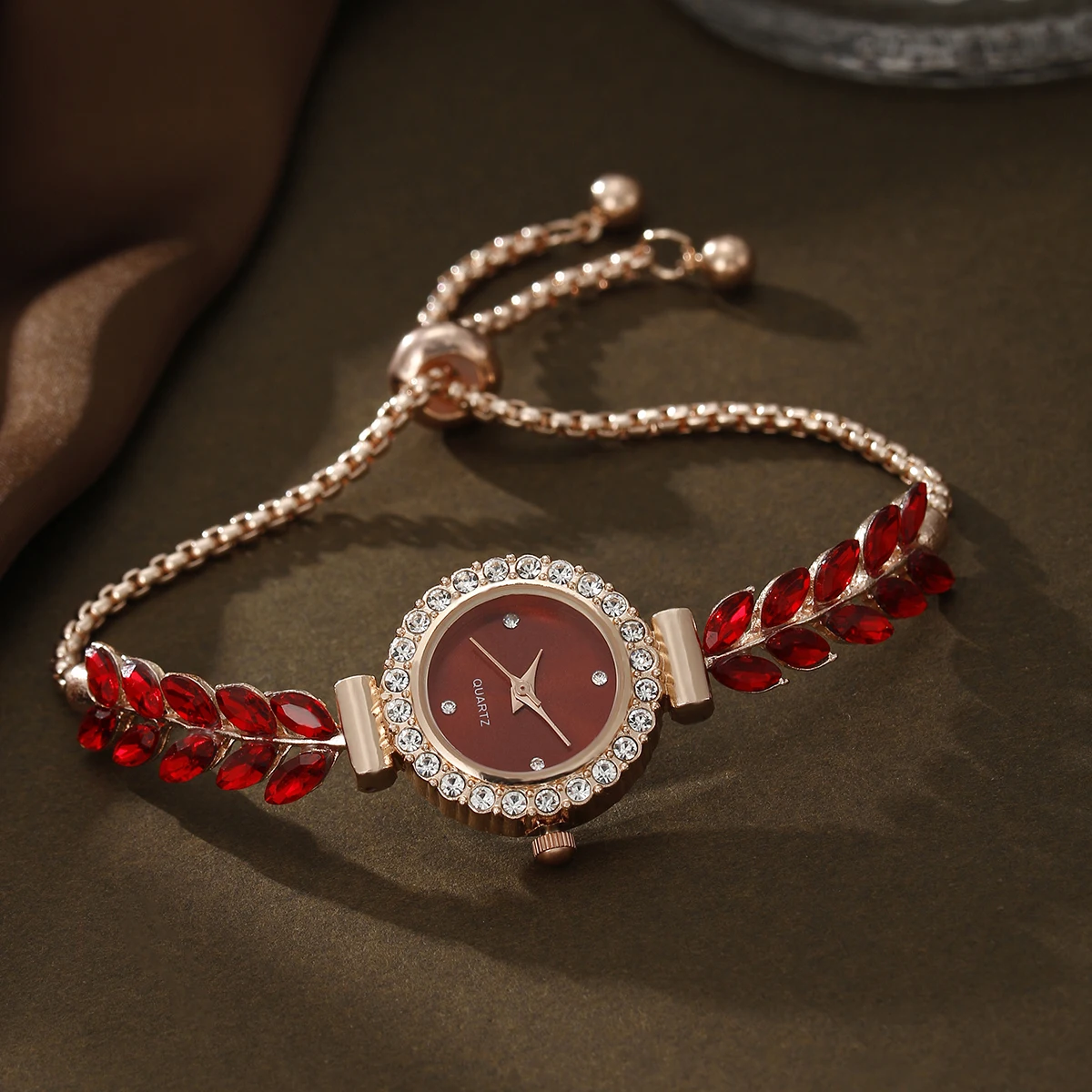 5pcs women\'s new fashionable trend diamond inlaid versatile alloy bracelet watch quartz watch