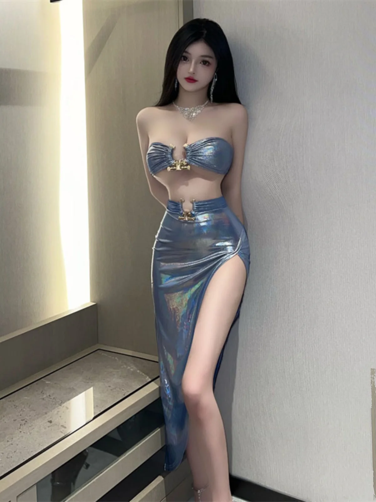 

Сексуальный топ с лазерной резкой и железным кольцом и юбка с высокой талией, клубный наряд для молодых женщин, весенний комплект Faion