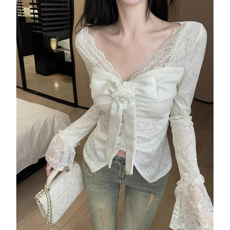 Elegancka, seksowna bluzka damska w stylu koreańskim z kokardą, długim rękawem, koronkową, prześwitującą koszulą Harajuku Y2K, dopasowany krój, dekolt w serek, słodka, biała, szykowna bluzka.