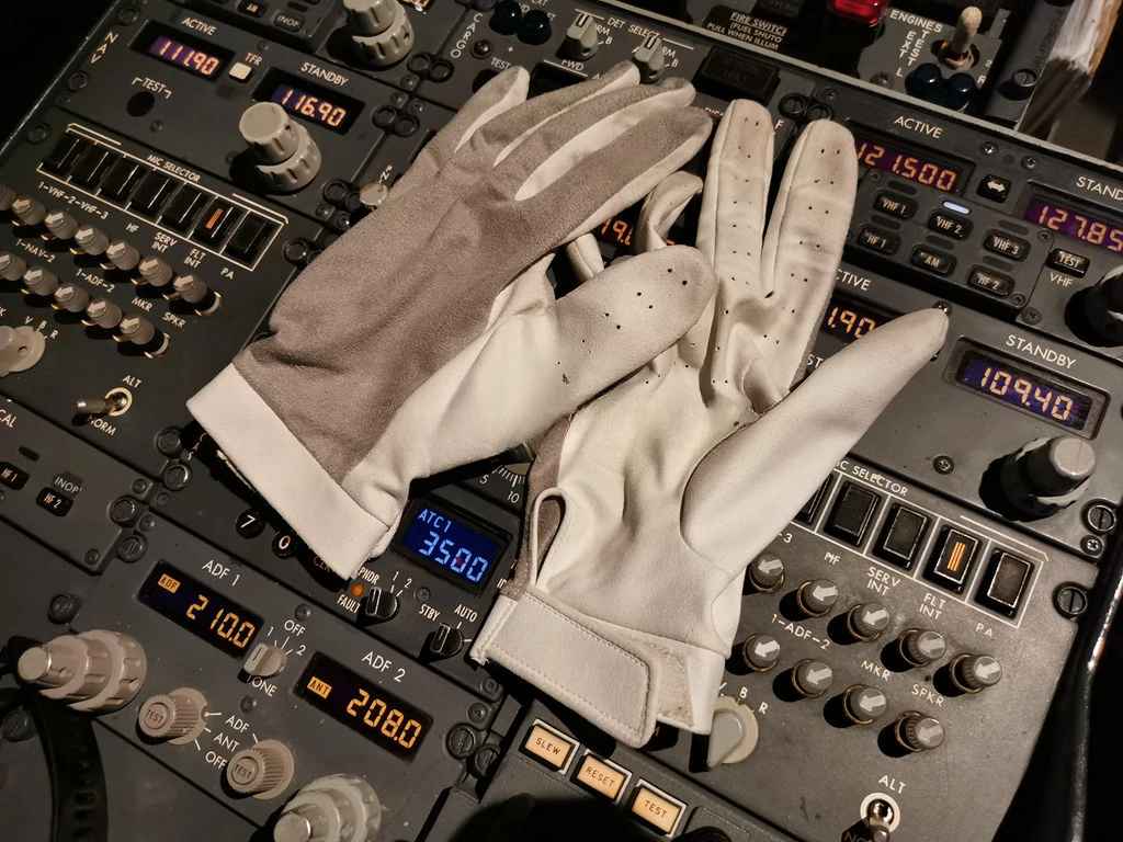 

Civil Aviation Pilot Gloves Support EFB Mobile Touch Screen White Ultra-soft Skin Touch Perforation Breathable Non-slip