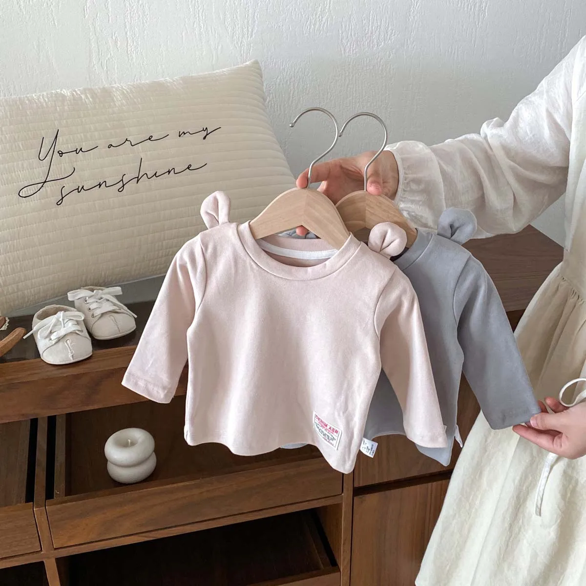 

Весенне-осенний новый топ с длинными рукавами для мальчиков и девочек, однотонная толстовка с мультяшными ушками, футболка для младенцев, однотонная основа