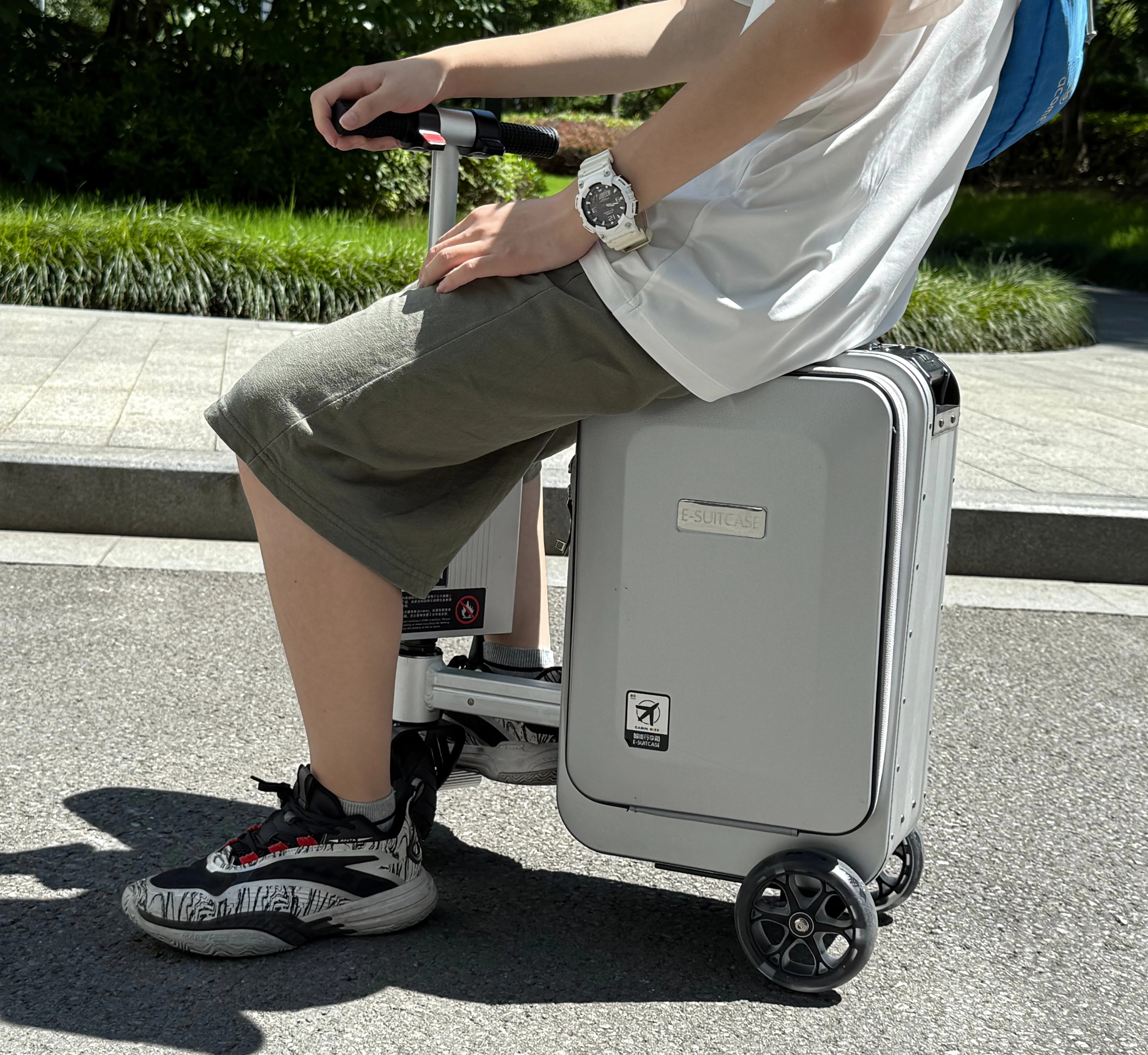 

Smart 3-Wheel Electric Luggage – Ride & Carry (150kg), Anti-Tip, 12km Range – Airport Commute Upgrade!