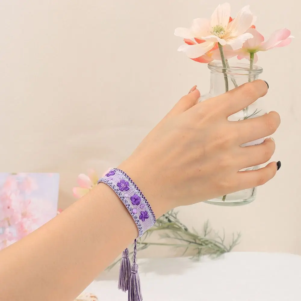 أساور زهرة ملونة مطرزة حبل قابل للتعديل أساور منسوجة فريدة ومحظوظة قابلة للتكديس بشرابة