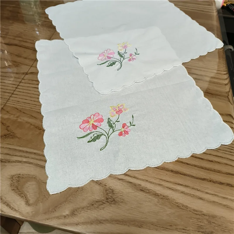 Noms et logos brodés sur serviettes et mouchoirs