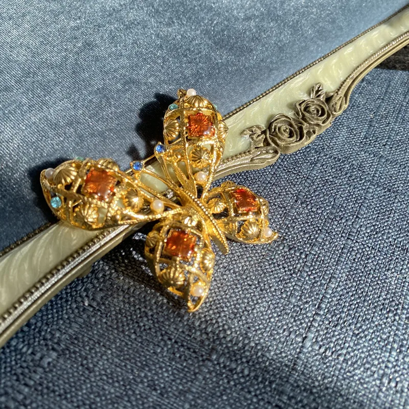 Broche de mariposa esmaltado hueco romántico de alta gama con diamantes dorados de correo Medieval, joyería para mujer