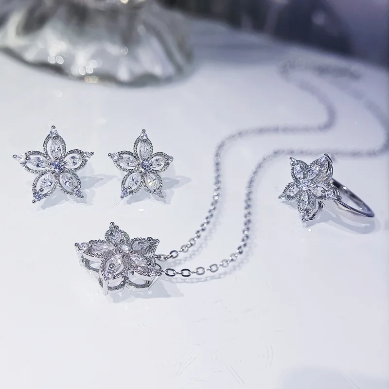 2022 New Exquisite White Zircon Four-Leaf Clover Set Inlaid Zircon Female Jewelry Party Birthday Fashion Gift